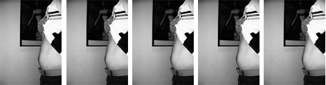 Fünfacher Weltmeister der Herzen-Bauch im 98er Gewand vor bedeutendster Akimba der Videospielgeschichte